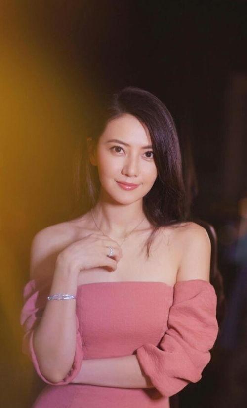 小斯琴高娃生活照